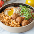 Cómo Preparar un Bowl de Falafel y Vegetales con Salsa Tahini